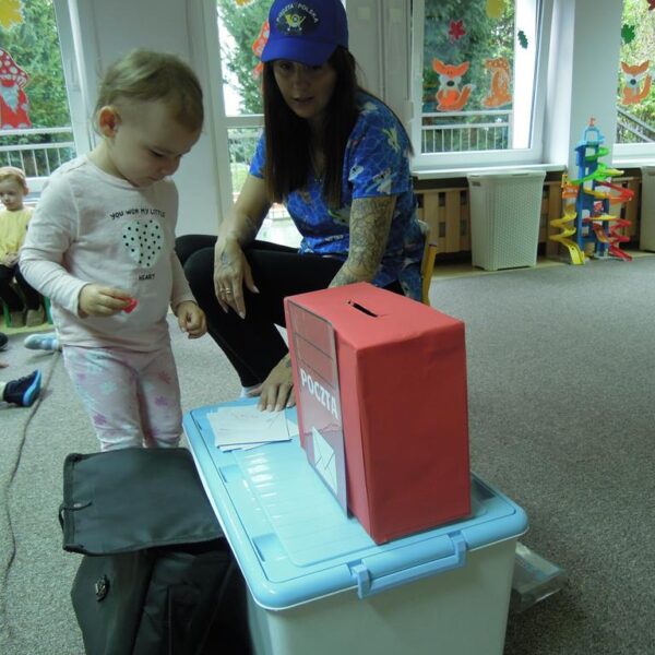 Dzień Znaczka Pocztowego -zajęcia w grupie III - dzieci podczas zajęć