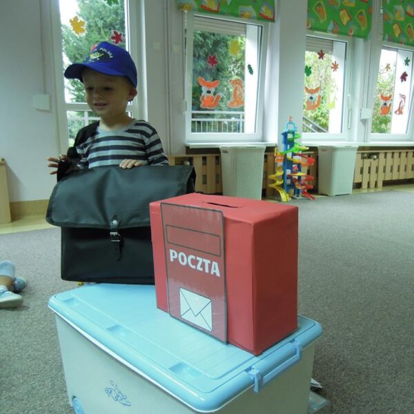 Dzień Znaczka Pocztowego -zajęcia w grupie III - dzieci podczas zajęć