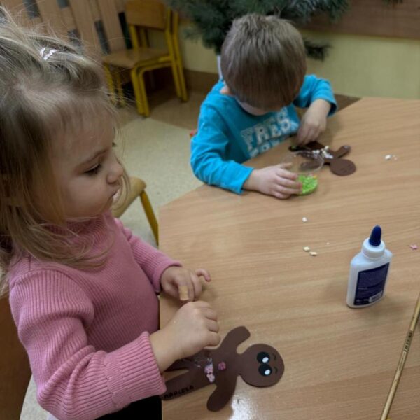 Indywidualna praca plastyczna w grupa III Piernikowy ludzik