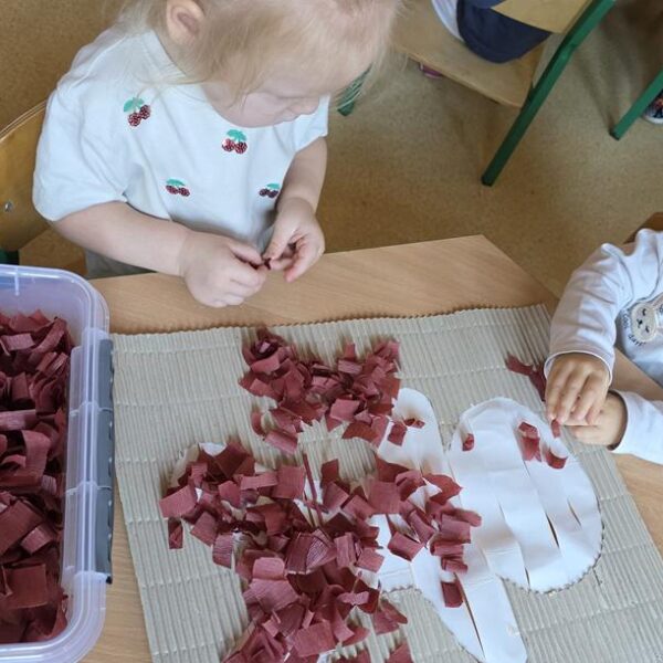 Wspólna praca plastyczna w grupie II Kolorowy pierniczek