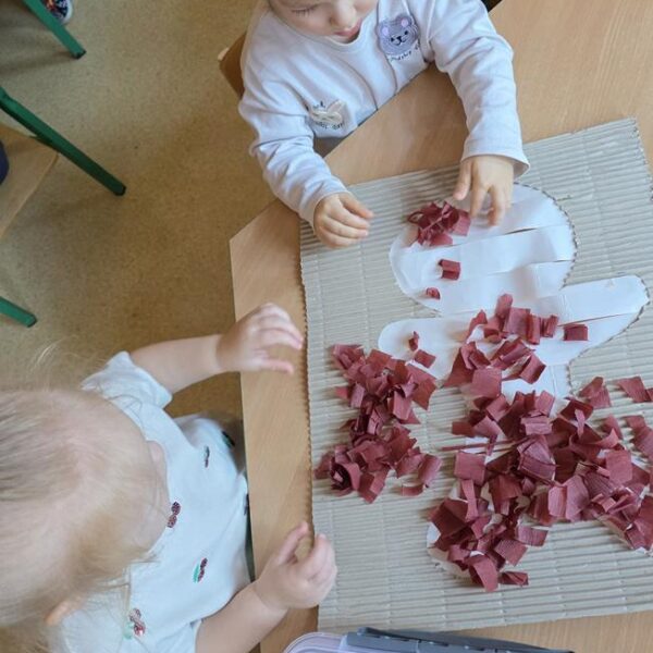 Wspólna praca plastyczna w grupie II Kolorowy pierniczek