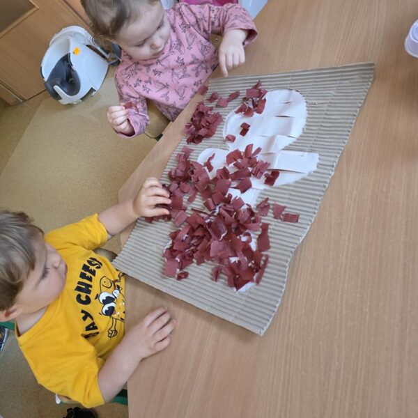 Wspólna praca plastyczna w grupie II Kolorowy pierniczek