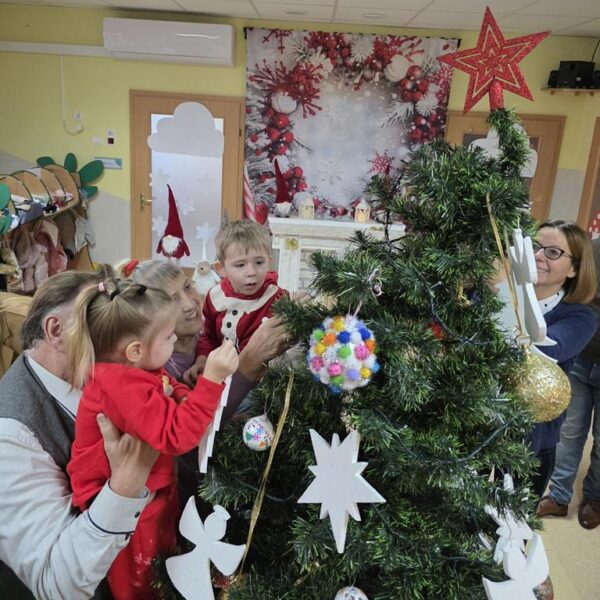 Wspólne ubieranie choinki w grupie III