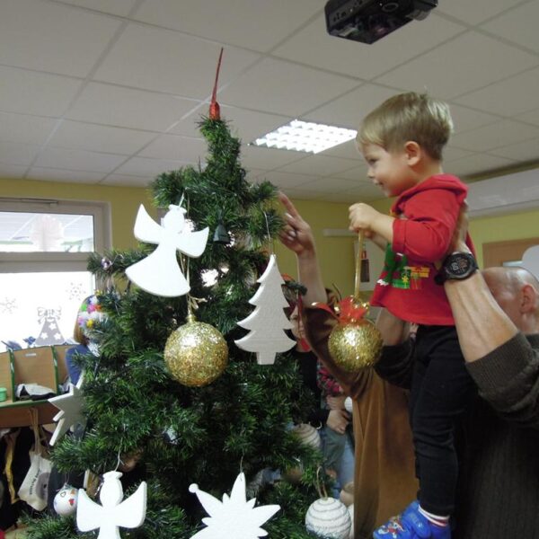 Wspólne ubieranie choinki w grupie III