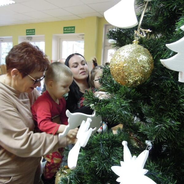 Wspólne ubieranie choinki w grupie III