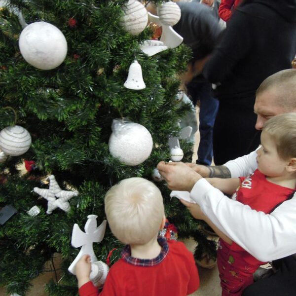 Wspólne ubieranie choinki w grupie III