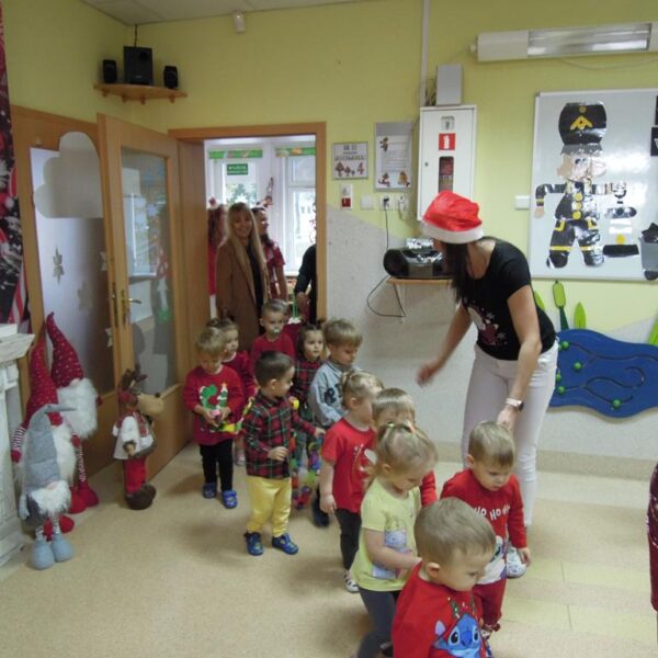 Wspólne ubieranie choinki w grupie III