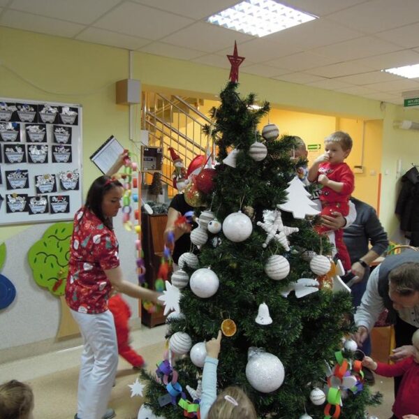 Wspólne ubieranie choinki w grupie III