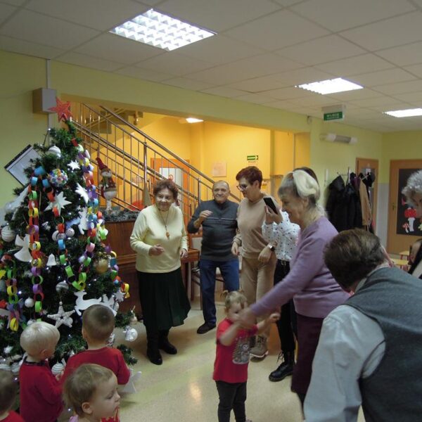 Wspólne ubieranie choinki w grupie III