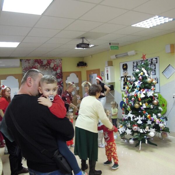 Wspólne ubieranie choinki w grupie III