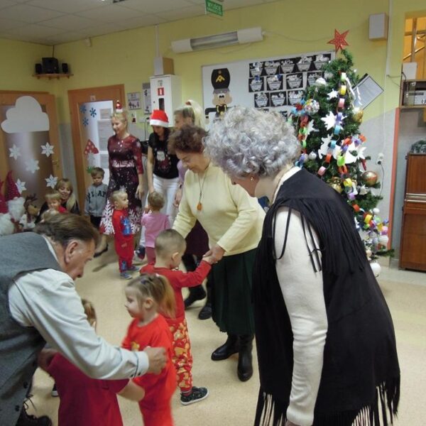 Wspólne ubieranie choinki w grupie III