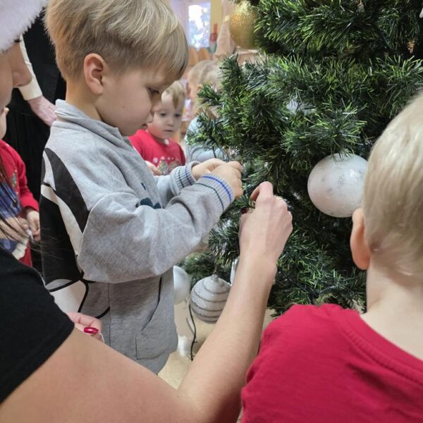 Wspólne ubieranie choinki w grupie III