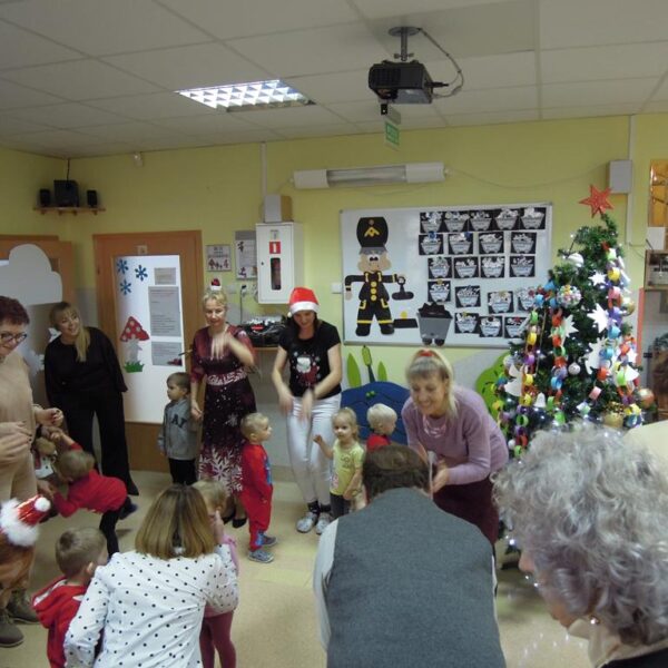 Wspólne ubieranie choinki w grupie III