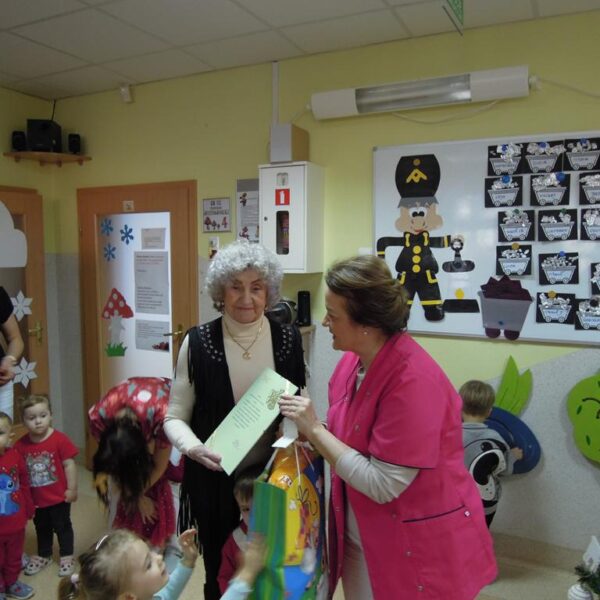 Wspólne ubieranie choinki w grupie III