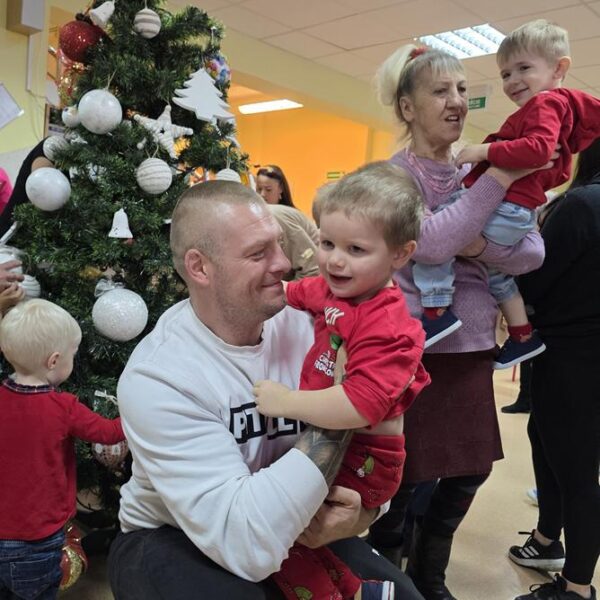 Wspólne ubieranie choinki w grupie III