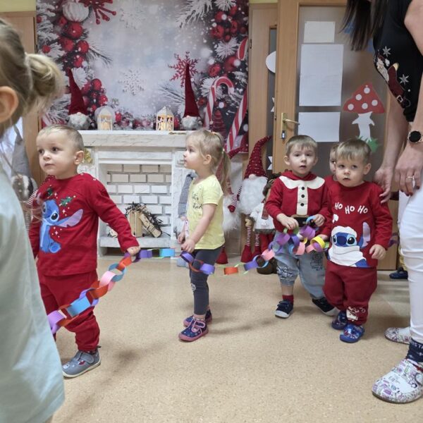 Wspólne ubieranie choinki w grupie III