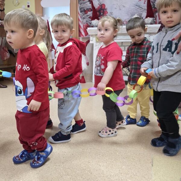 Wspólne ubieranie choinki w grupie III