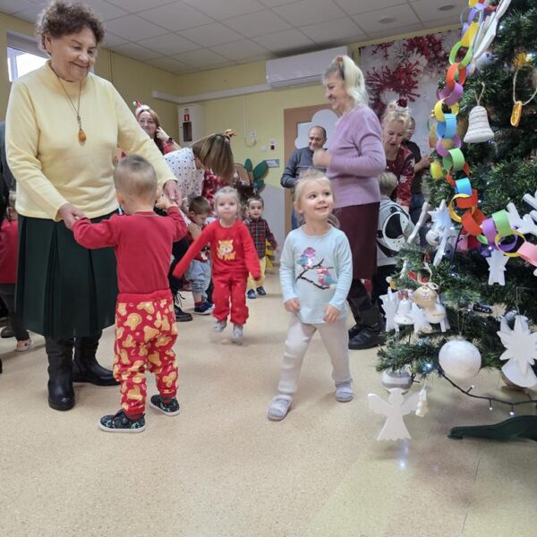 Wspólne ubieranie choinki w grupie III