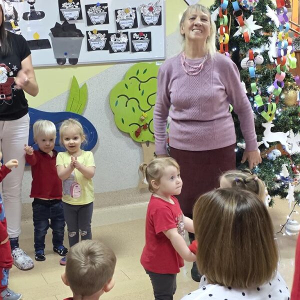 Wspólne ubieranie choinki w grupie III