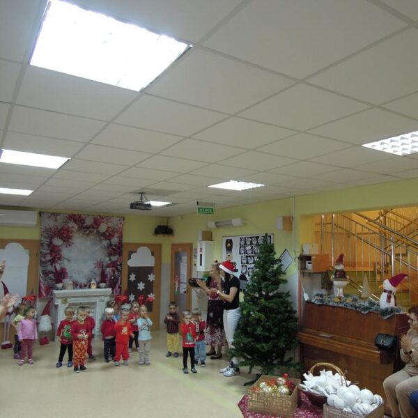 Wspólne ubieranie choinki w grupie III