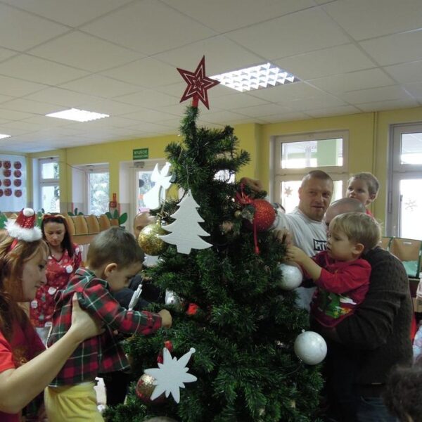 Wspólne ubieranie choinki w grupie III