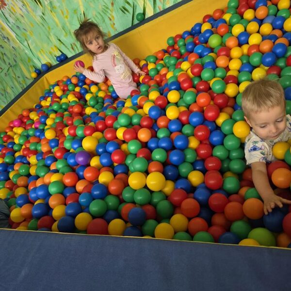 zabawy w basenie z kulkami