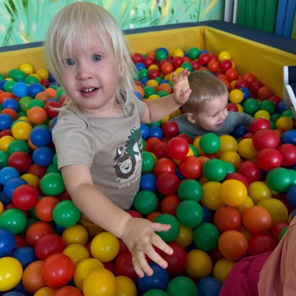 zabawy w basenie z kulkami