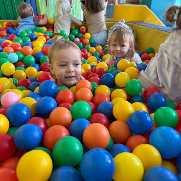 zabawy w basenie z kulkami