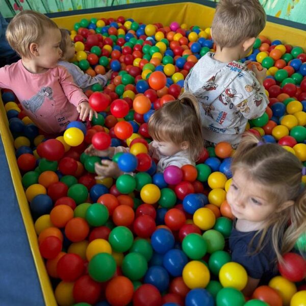 zabawy w basenie z kulkami