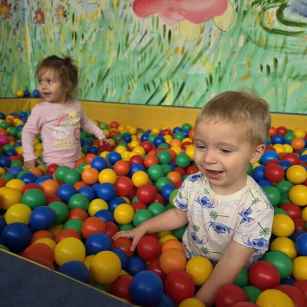 zabawy w basenie z kulkami