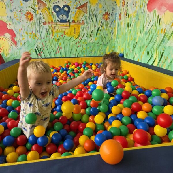 zabawy w basenie z kulkami