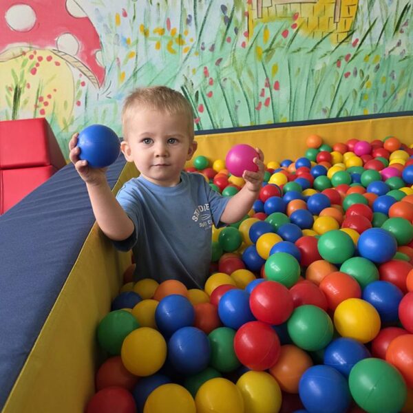 zabawy w basenie z kulkami