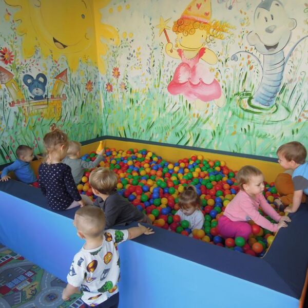 zabawy w basenie z kulkami