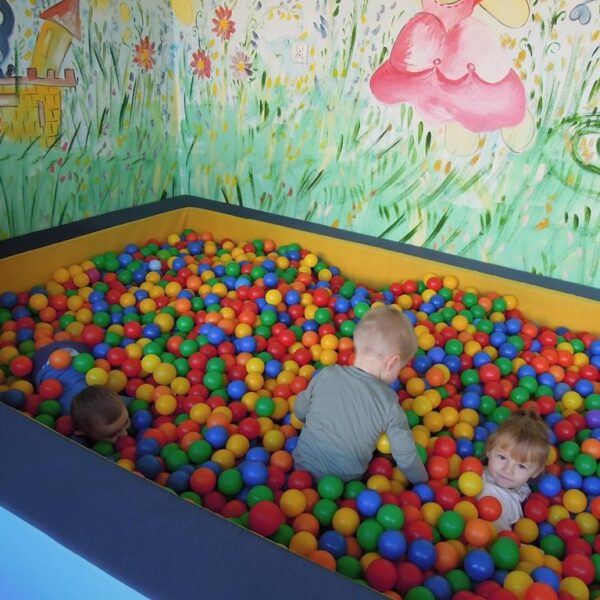 zabawy w basenie z kulkami