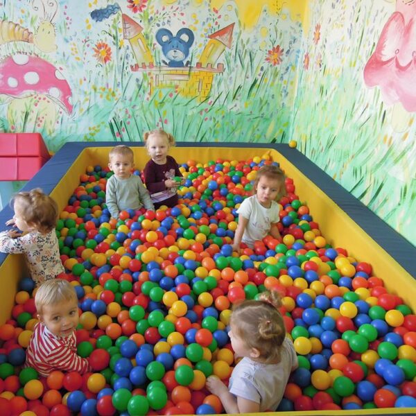 zabawy w basenie z kulkami