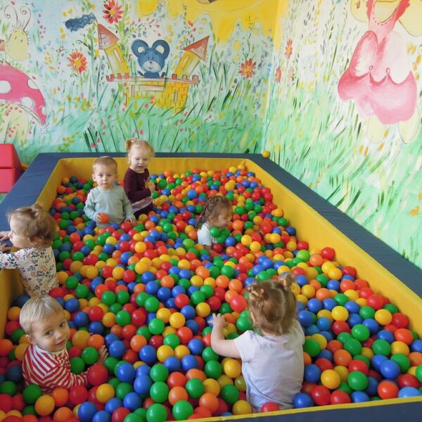 zabawy w basenie z kulkami