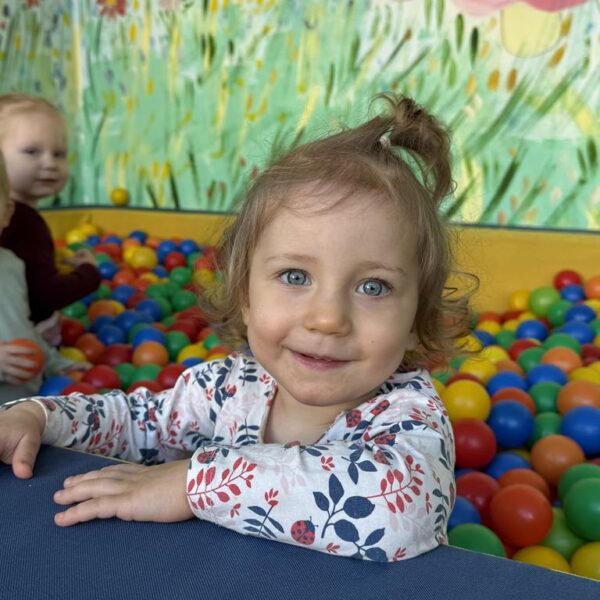 zabawy w basenie z kulkami