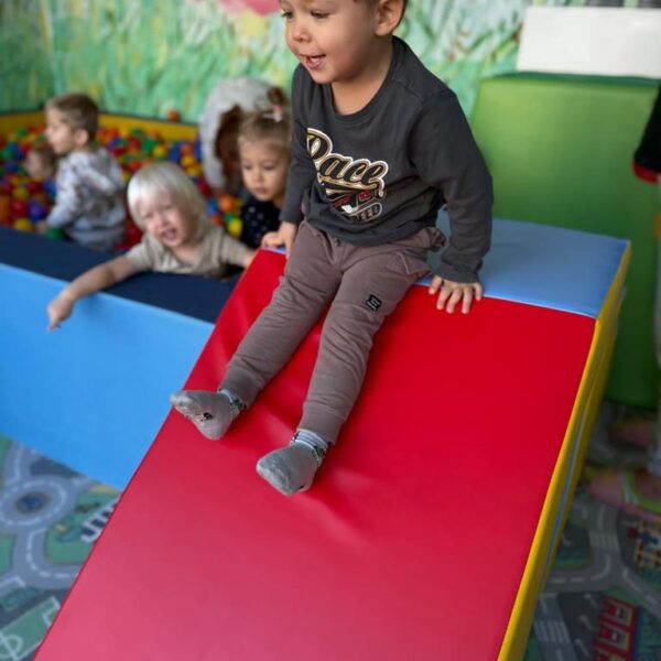 zabawy w basenie z kulkami