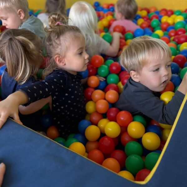 zabawy w basenie z kulkami