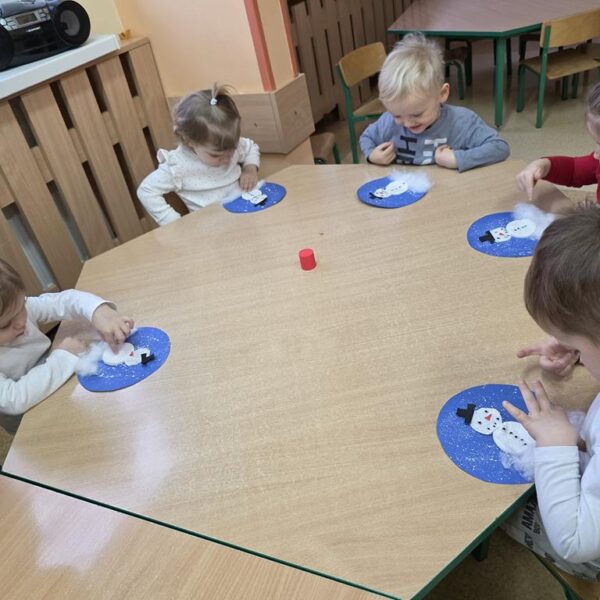 Bałwanek - praca plastyczna w grupie II