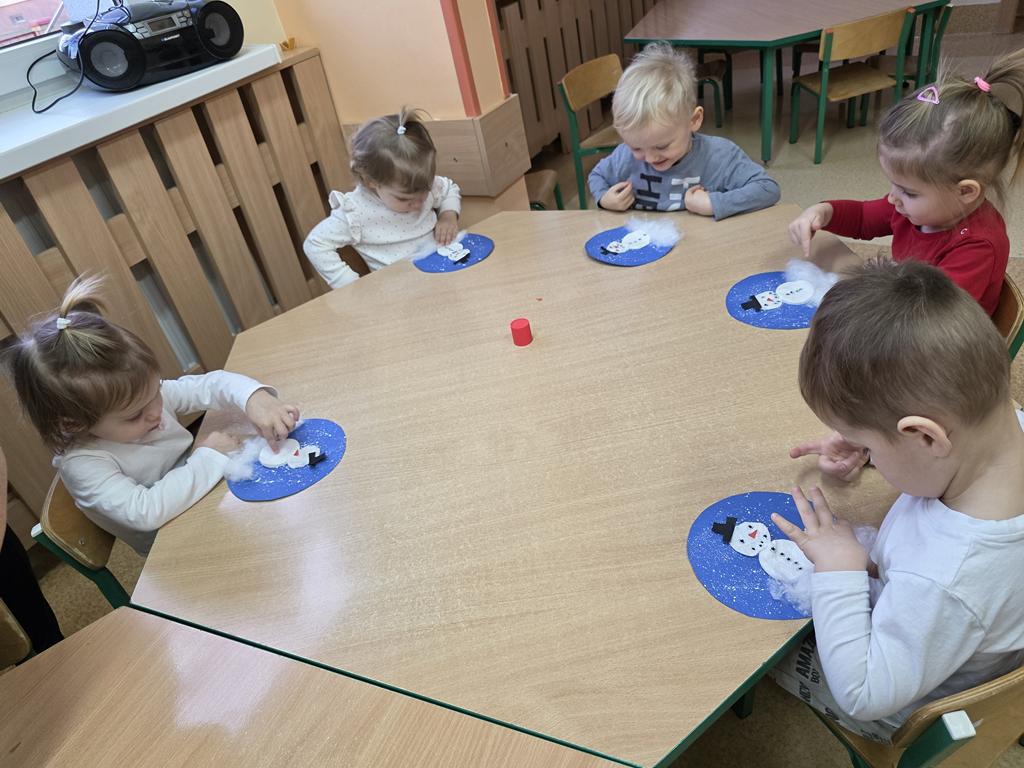 Bałwanek - praca plastyczna w grupie II