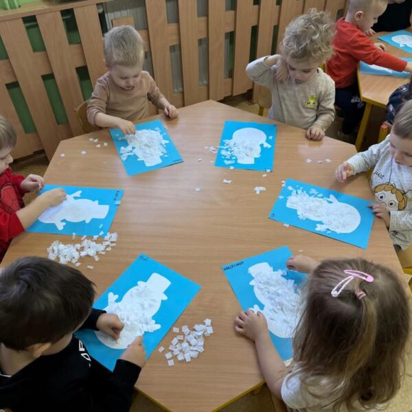 Bałwanek - praca plastyczna w grupie III