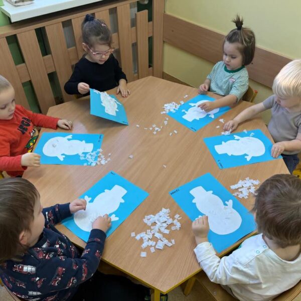 Bałwanek - praca plastyczna w grupie III