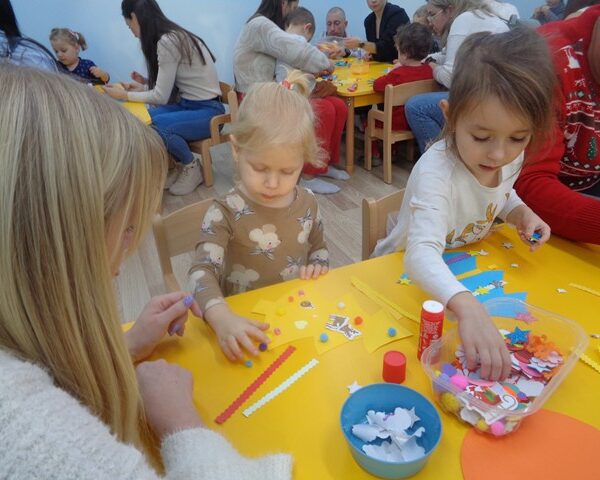 Przedświąteczne zajęcia plastyczne z rodzicami