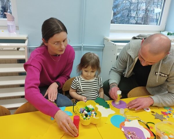 Przedświąteczne zajęcia plastyczne z rodzicami