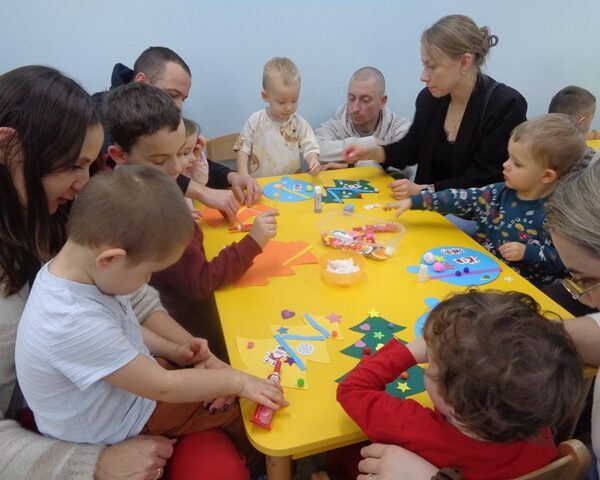 Przedświąteczne zajęcia plastyczne z rodzicami