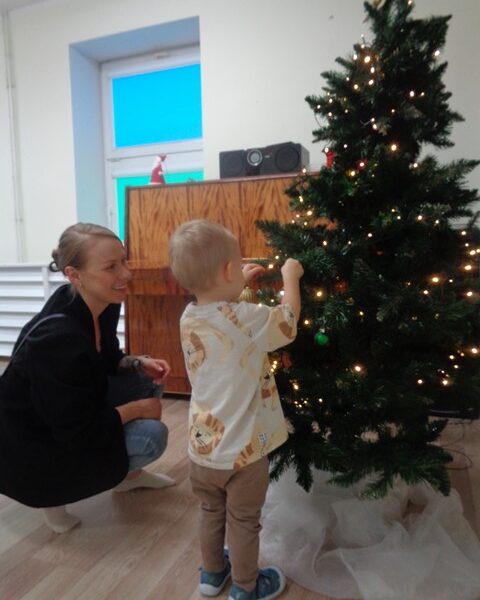 Przedświąteczne zajęcia plastyczne z rodzicami