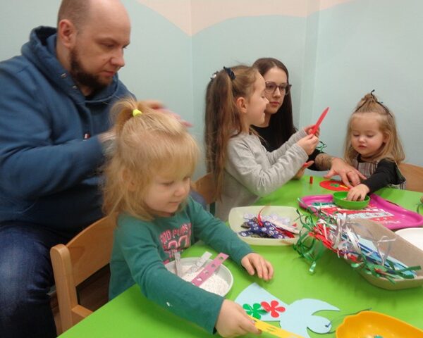 Przedświąteczne zajęcia plastyczne z rodzicami