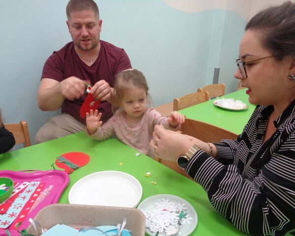 Przedświąteczne zajęcia plastyczne z rodzicami