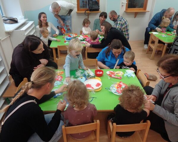 Przedświąteczne zajęcia plastyczne z rodzicami